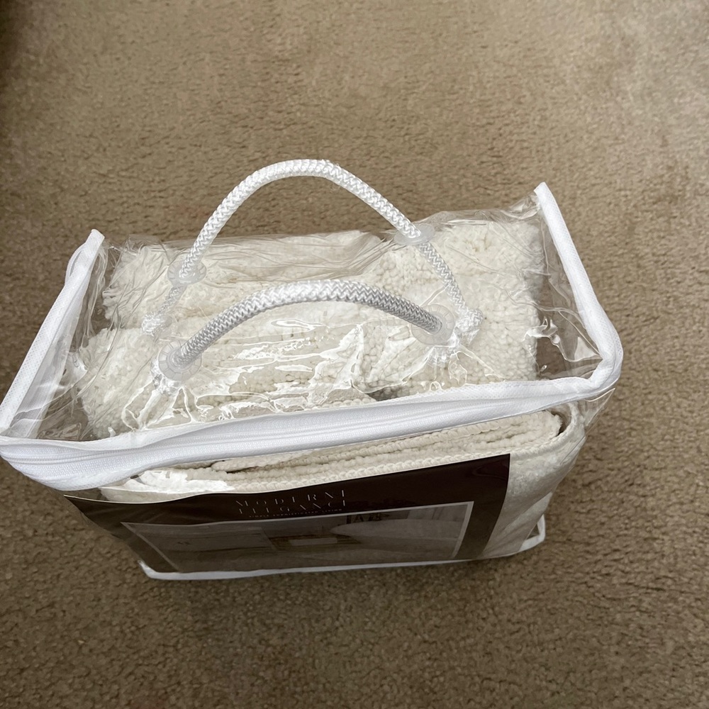 SET OF WHITE BATH RUGS, MATS new